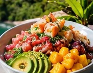 Combinación de vegetales, mango y aguacate en un plato